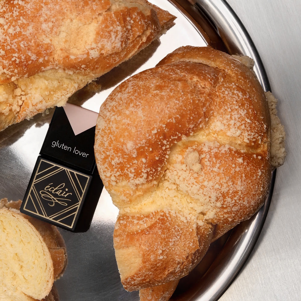bezowy lakier hybrydowy Gluten Lover na tle słodkiego pieczywa